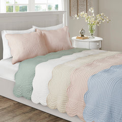 3 Piece Reversible Scalloped Edge Quilt Set Blue King/Cal King