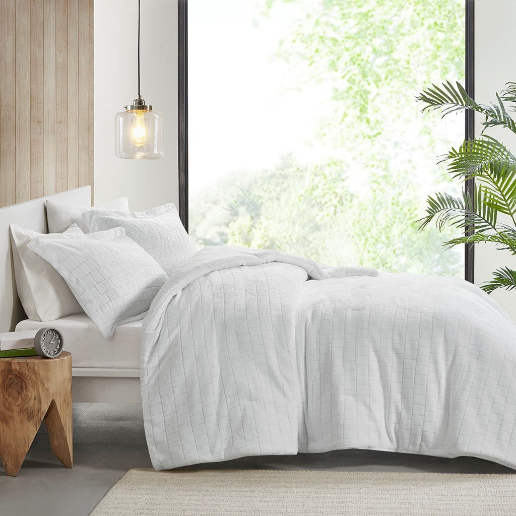King/Cal King Plush to Sherpa Comforter Set